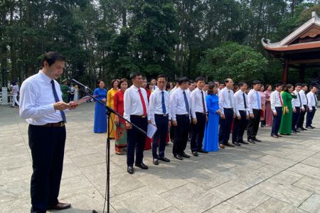 Đảng bộ Khối các cơ quan và doanh nghiệp tỉnh Tuyên Quang  báo công dâng Bác 